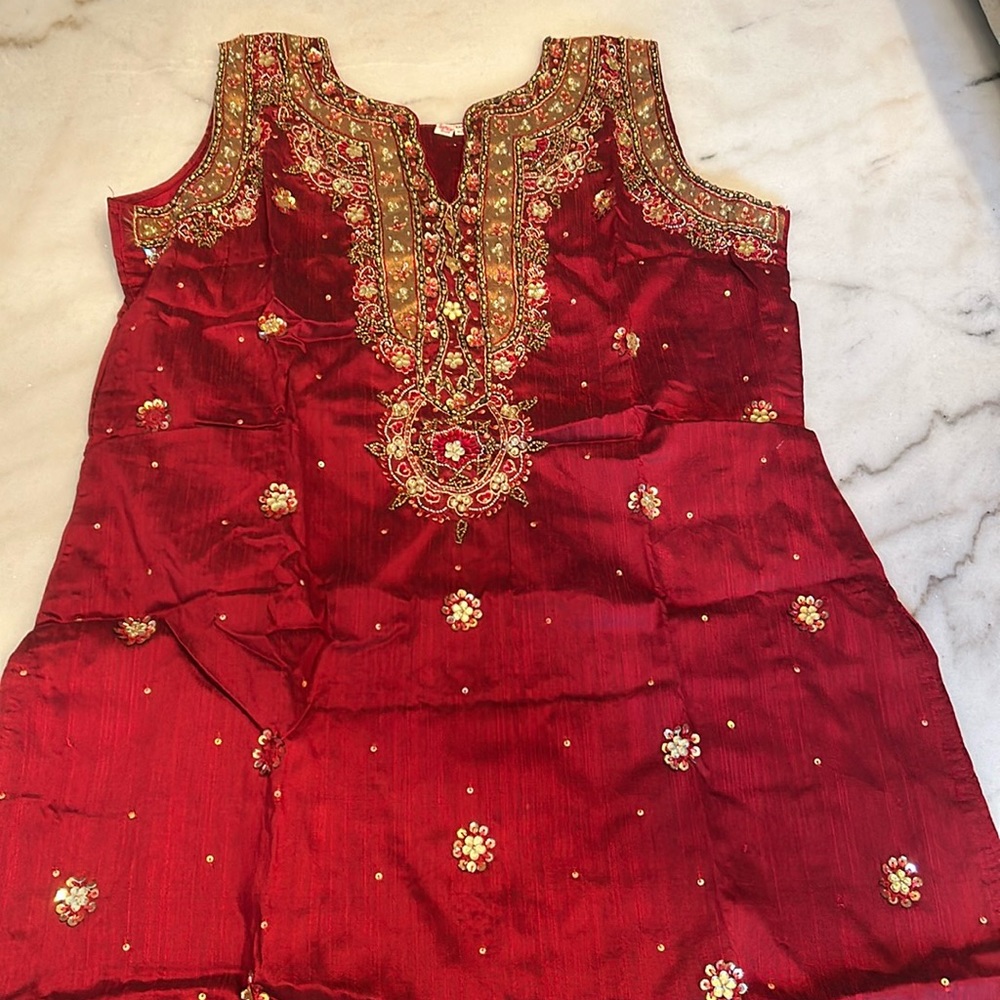 Patiala dress never worn it’s has attached sleeves inside.